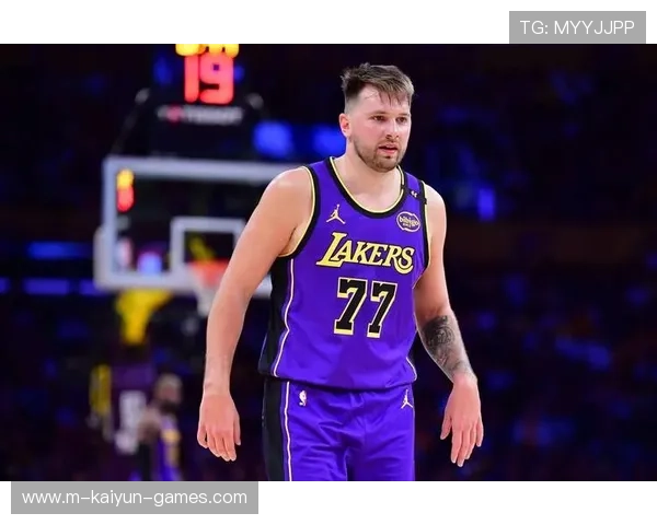 东契奇突破上篮频频撕裂防线，湖人攻防节奏稳健：一场震撼的精彩对决